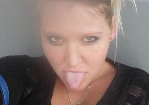 Policial é agredido por mulher com jatos de leite do próprio seio