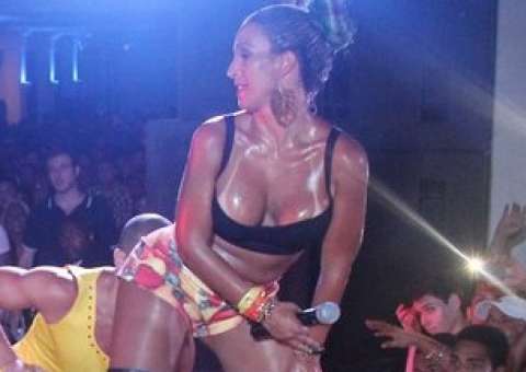 Valesca Popozuda sensualiza em show após clipe de 'beijinho no ombro'