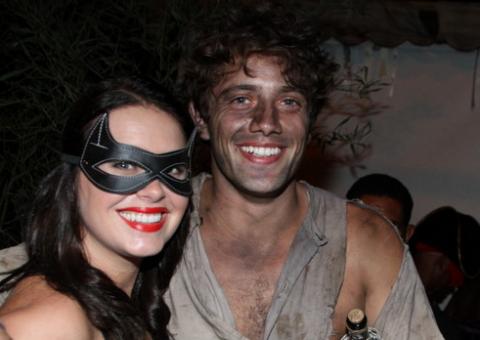 Na reta final de 'Lado a Lado', elenco curte festa à fantasia