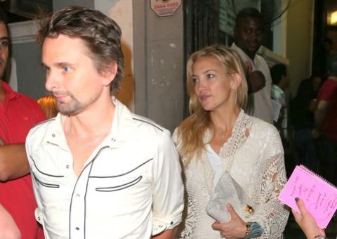  Kate Hudson, vocalista do Muse e Alicia Keys curtem samba na lapa