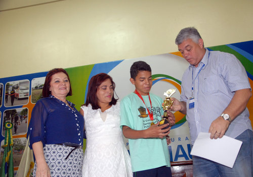 Alunos são premiados em concurso sobre a dengue e o tabagismo