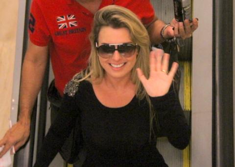 No shopping, Fernanda já aproveita o prêmio do BBB