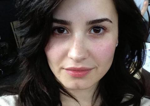  Demi Lovato mostra rosto sem maquiagem e encoraja beleza natural