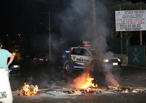 Moradores do Alvorada protestam contra falta de energia