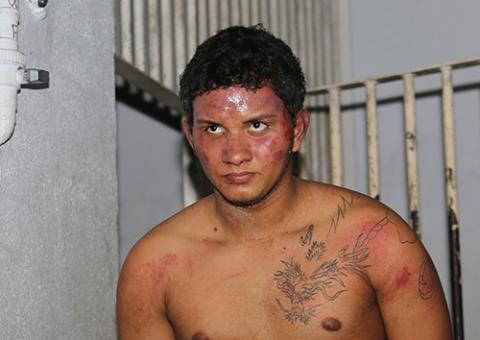 Carlos crava três facadas em ex-namorada de 17 anos, leva surra de alunos e vai preso