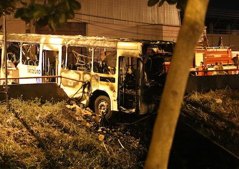 Veja como ficou o ônibus incendiado por vândalos em Manaus