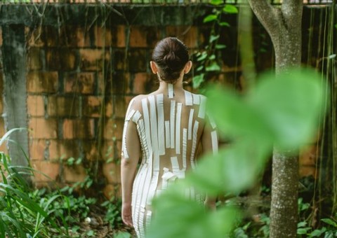 Performance transforma fita em segunda pele