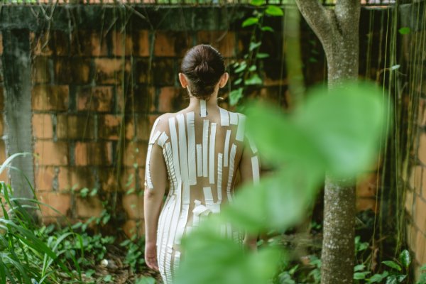 Performance transforma fita em segunda pele