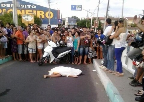 Jovem se desequilibra e é esmagada por caminhão