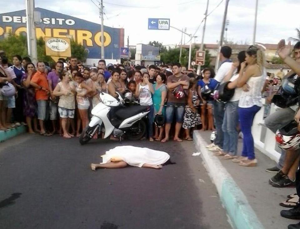 Jovem se desequilibra e é esmagada por caminhão