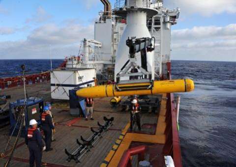 Minissubmarino interrompe busca por avião desaparecido