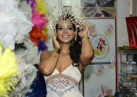 Cintia Santos tira camisa e deixa seios à mostra em loja de fantasias
