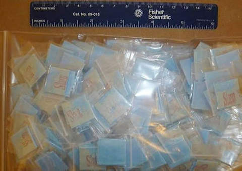 Menina de 4 anos distribui drogas da mãe pensando ser bala