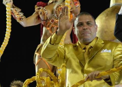 Ronaldo Fenômeno vira astro do carnaval em São Paulo