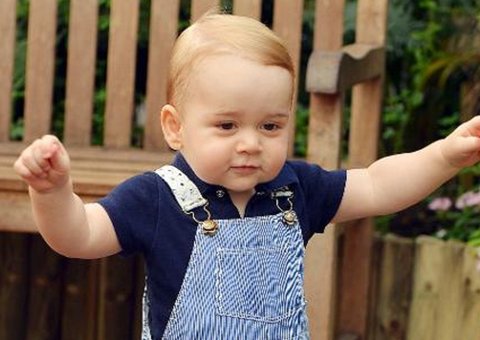 Nova foto oficial do príncipe George mostra seus primeiros passos