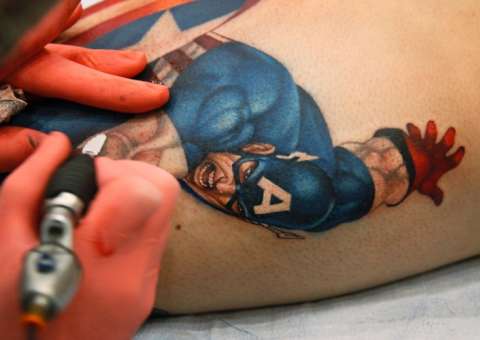 Alerta sobre as tintas que a Anvisa suspendeu no mercado da tatuagem