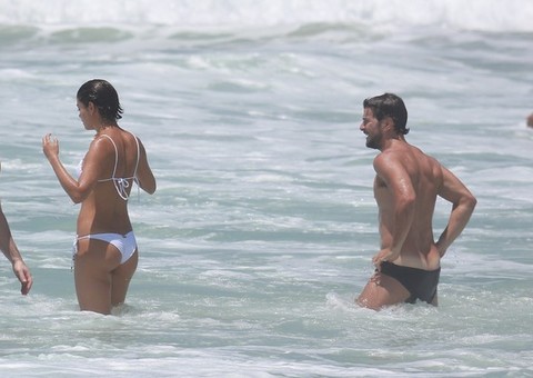 Sophie Charlotte e Daniel Oliveira beijam muito e acabam mostrando demais 