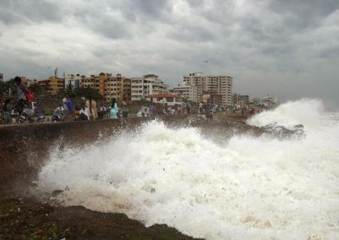 Após ciclone na Índia, marinheiros são resgatados