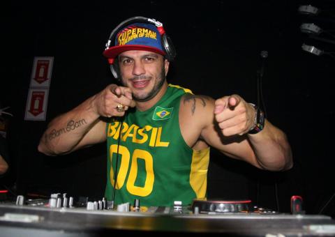 Ex-BBB  Kléber Bambam estreia como DJ