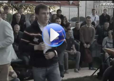 Russo sai da plateia e nocauteia lutador de MMA