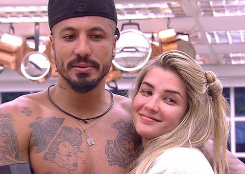 BBB 15: Aline e Fernando voltam a sujar cama após pegação 