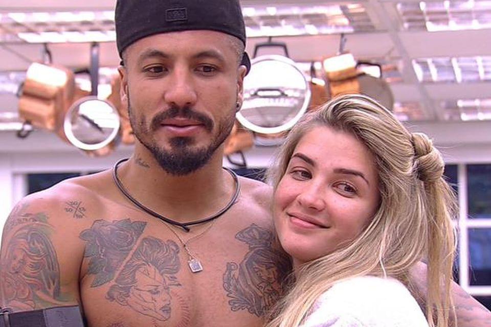BBB 15: Aline e Fernando voltam a sujar cama após pegação 