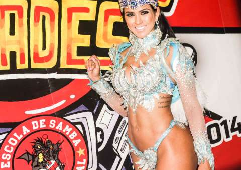 Miss Bumbum Dai Macedo posa com fantasia no barracão da Dragões da Real