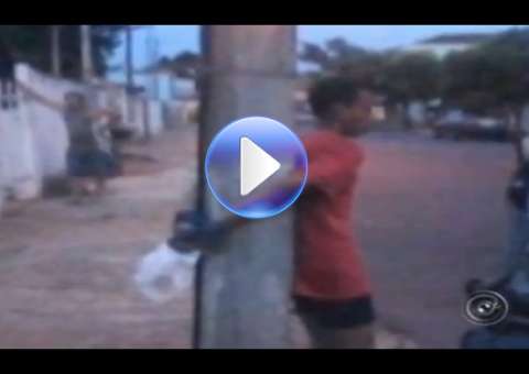 Ladrão é amarrado em poste e leva uma surra