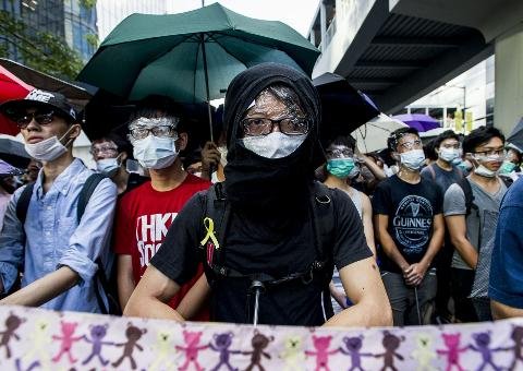 Polícia detém manifestantes que ocuparam sede do governo de Hong Kong