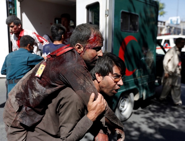 31mai2017-homem-e-socorrido-apos-explosao-no-centro-de-cabul-em-area-de-embaixadas-1496209144333_615x470.jpg
