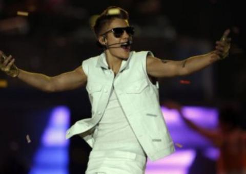 [Vídeo] Justin Bieber é atacado por fã e piano cai durante show