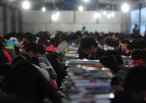 Estudante é estrangulada pelo pai após ter "colado" trabalho