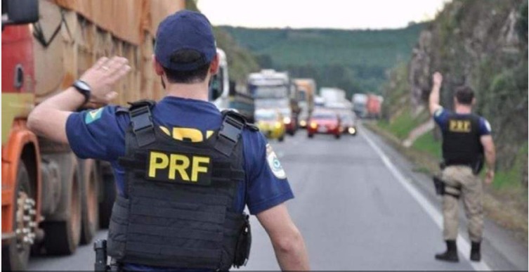 Bolsonaro anuncia 2 mil vagas para concurso da Polícia Rodoviária Federal