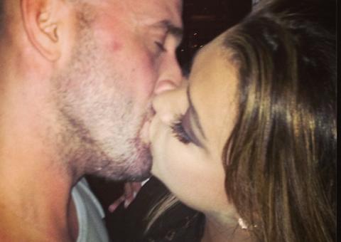  Preta Gil dá beijão no humorista Paulo Gustavo