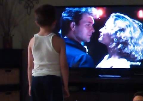 Garoto de 8 anos dá show ao imitar dança de "Dirty Dancing"