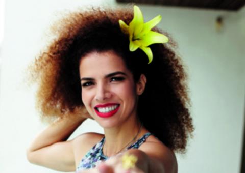 Vanessa da Mata posa para revista e fala sobre filhos adotivos