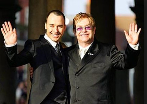 Elton John e David Furnish estão com casamento marcado