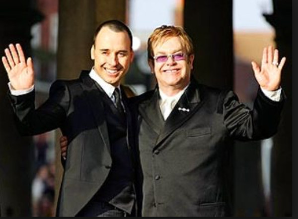 Elton John e David Furnish estão com casamento marcado