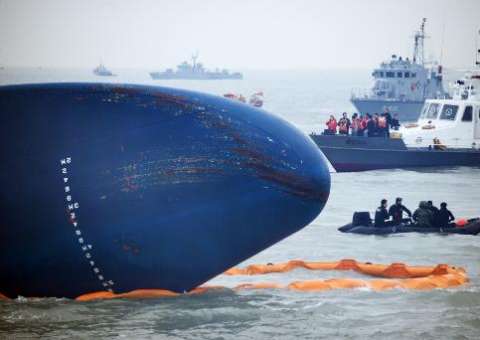Capitão de balsa defende decisão de adiar retirada de passageiros