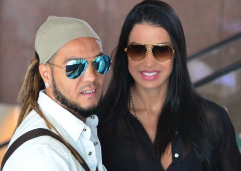  Belo e Gracyanne Barbosa embarcam juntinhos no aeroporto