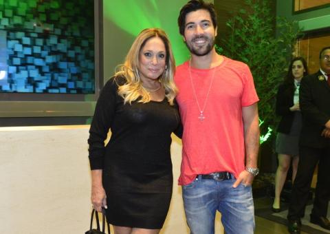  De vestidinho colado, Susana Vieira vai à inauguração de academia