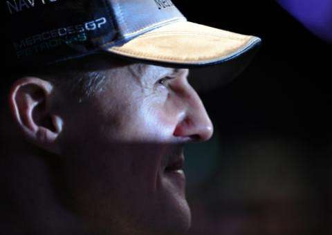Médicos reduzem sedativos para acordar Schumacher