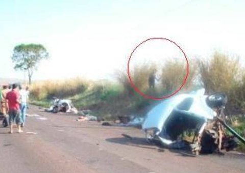 Vultos aparecem de mãos dadas após acidente 