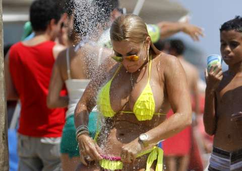 Ex-"loira da laje" sensualiza e até lava partes íntimas em público na Praia da Barra