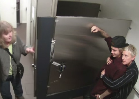 Justin Bieber e Ellen DeGeneres se escondem no banheiro e aparecem de surpresa para pessoas