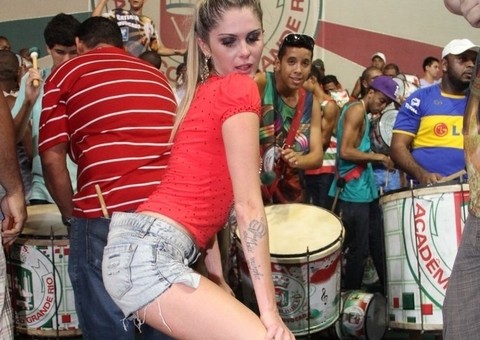 Bárbara Evans é proibida de desfilar no Carnaval pelo namorado 