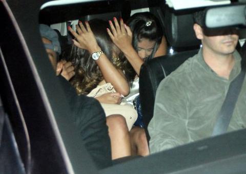 Coberto por um lençol, Justin Bieber deixa 'termas' com três garotas de programa no Rio