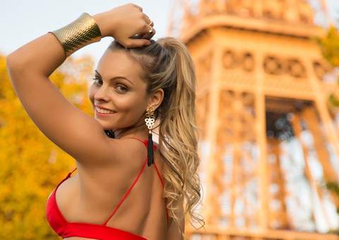 Candidata ao Miss Bumbum faz topless na Torre Eiffel
