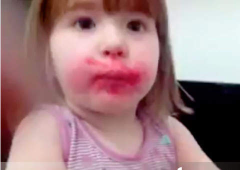 Menina come batom da mãe e culpa o cachorro