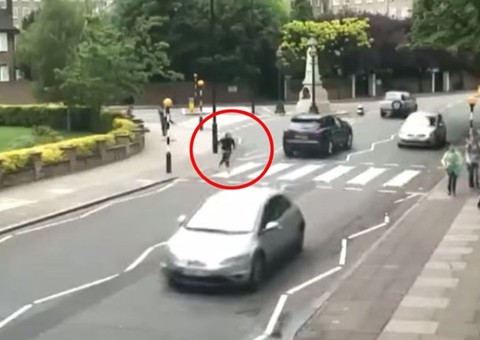 Câmera flagra mulher sendo atropelada na faixa de pedestres utilizada em álbum dos Beatles